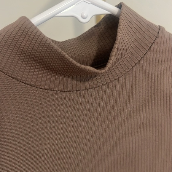 Athleta Top Renew Seamless Mockneck , New, Ribbed, Fitted Tan, Sz Large - Picture 4 of 5